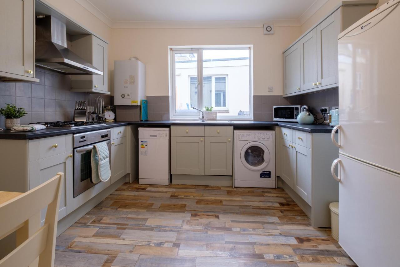 Luxury Living, Stylish Modern Apartment In The Heart Of Ryde Райд Екстериор снимка