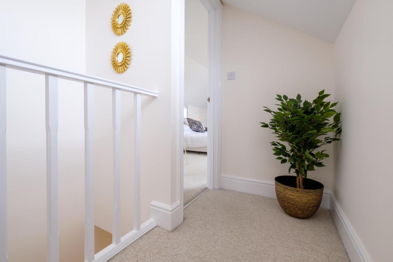 Luxury Living, Stylish Modern Apartment In The Heart Of Ryde Райд Екстериор снимка