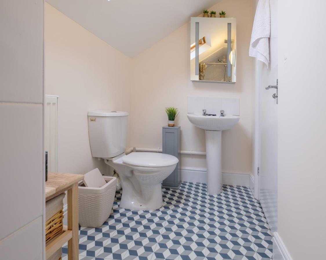 Luxury Living, Stylish Modern Apartment In The Heart Of Ryde Райд Екстериор снимка